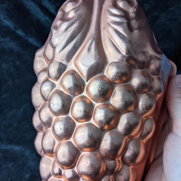 Vintage 4 cup grape shaped copper color metal jello mold wall hanging - Picture 2 of 6